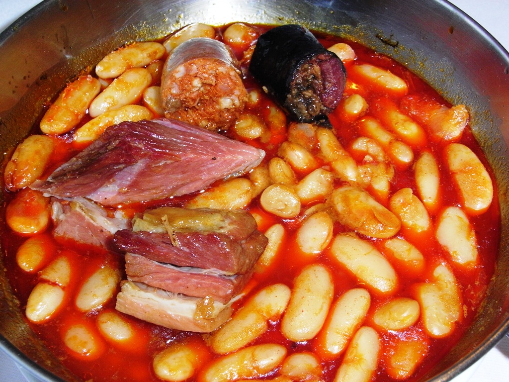 Традиционна рецепта за Фабада астуриана (боб с наденички по астурийски)